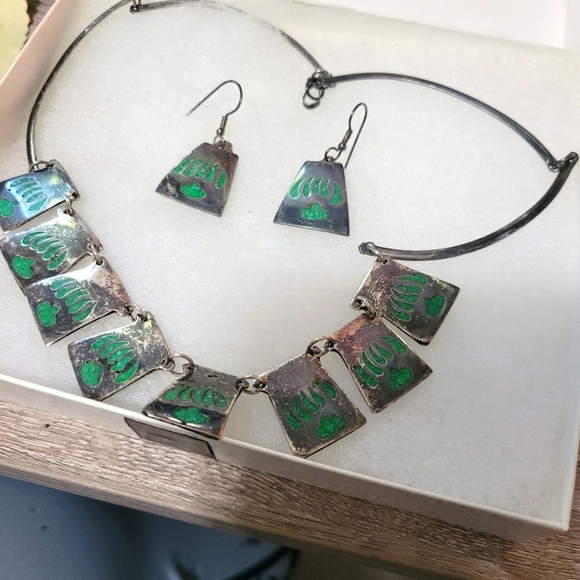 Vintage hand made Native American Turquiose Bear paw necklace & Earrings set - Picture 2 of 2